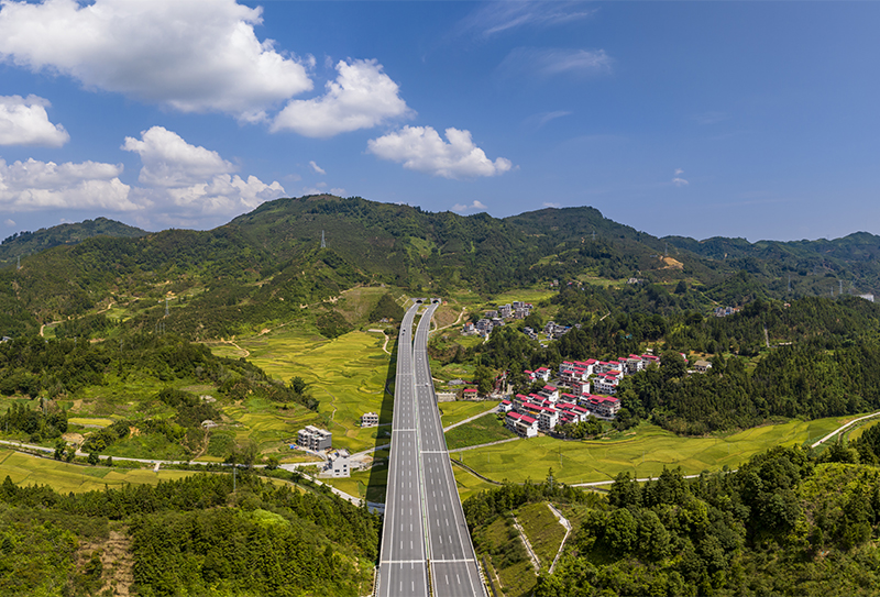 天峨经凤山至巴马高速公路通过竣工验收